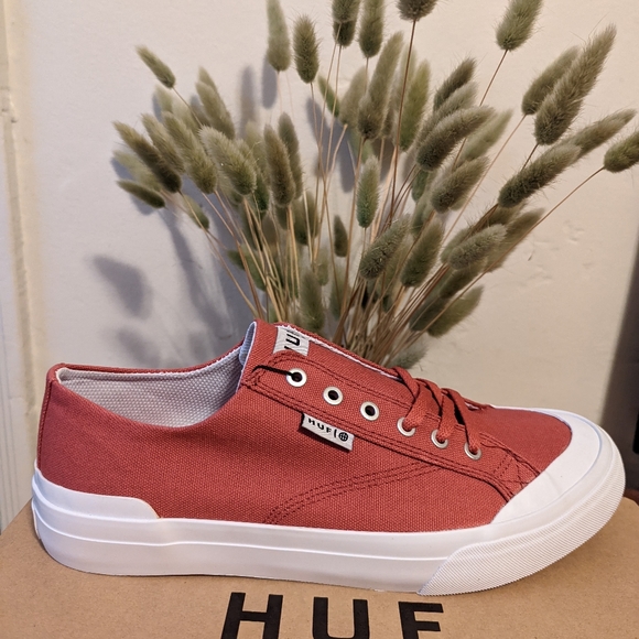 HUF Classic Lo Ess Canvas - RED - NWT - RARE - DEAD STOCK - - Picture 1 of 1